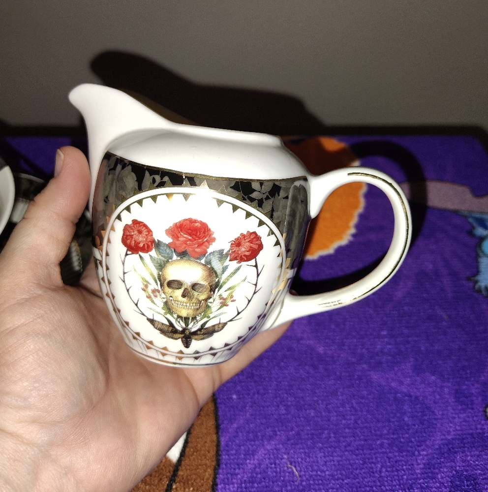 Skull and Roses Tea Set(NWT) - Picture 5 of 6